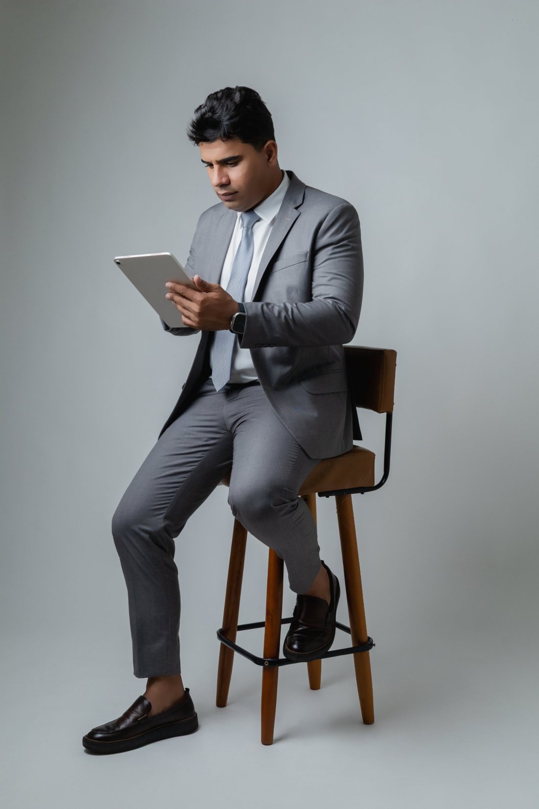 Dr. Alef Mascarenhas analisando documentos em um tablet